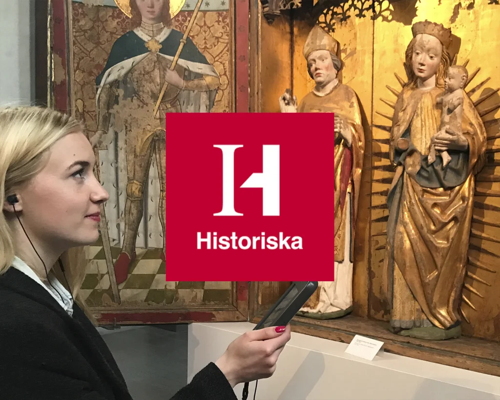 Kvinna med mobil titta på altartavla - Historiska logo finns också